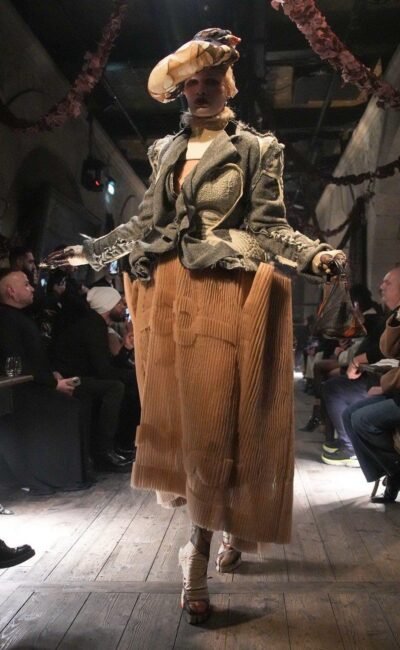 JOHN GALLIANO: MAESTRO DELLA COUTURE E DEL PECCATO, IL COUTURIER CADUTO E RISORTO DALLE CENERI DEL FASHION SYSTEM.