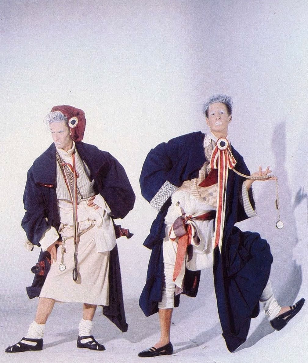 JOHN GALLIANO: MAESTRO DELLA COUTURE E DEL PECCATO, IL COUTURIER CADUTO E RISORTO DALLE CENERI DEL FASHION SYSTEM. | Atelier Carenzio Magazine JOHN GALLIANO: MAESTRO DELLA COUTURE E DEL PECCATO, IL COUTURIER CADUTO E RISORTO DALLE CENERI DEL FASHION SYSTEM.