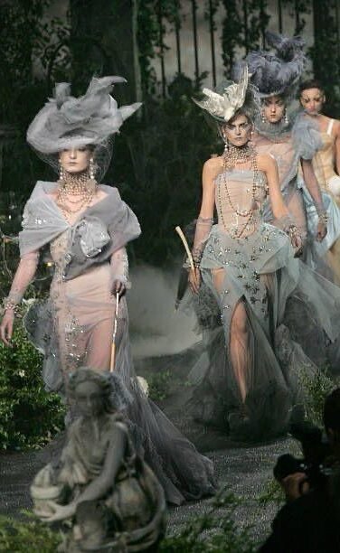 JOHN GALLIANO: MAESTRO DELLA COUTURE E DEL PECCATO, IL COUTURIER CADUTO E RISORTO DALLE CENERI DEL FASHION SYSTEM.