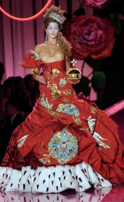 JOHN GALLIANO: MAESTRO DELLA COUTURE E DEL PECCATO, IL COUTURIER CADUTO E RISORTO DALLE CENERI DEL FASHION SYSTEM.