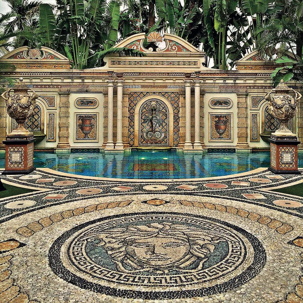 TRA MODA ARTE E TRASGRESSIONE: L’IMPATTO CULTURALE DI GIANNI VERSACE. | Atelier Carenzio Magazine TRA MODA ARTE E TRASGRESSIONE: L’IMPATTO CULTURALE DI GIANNI VERSACE.
