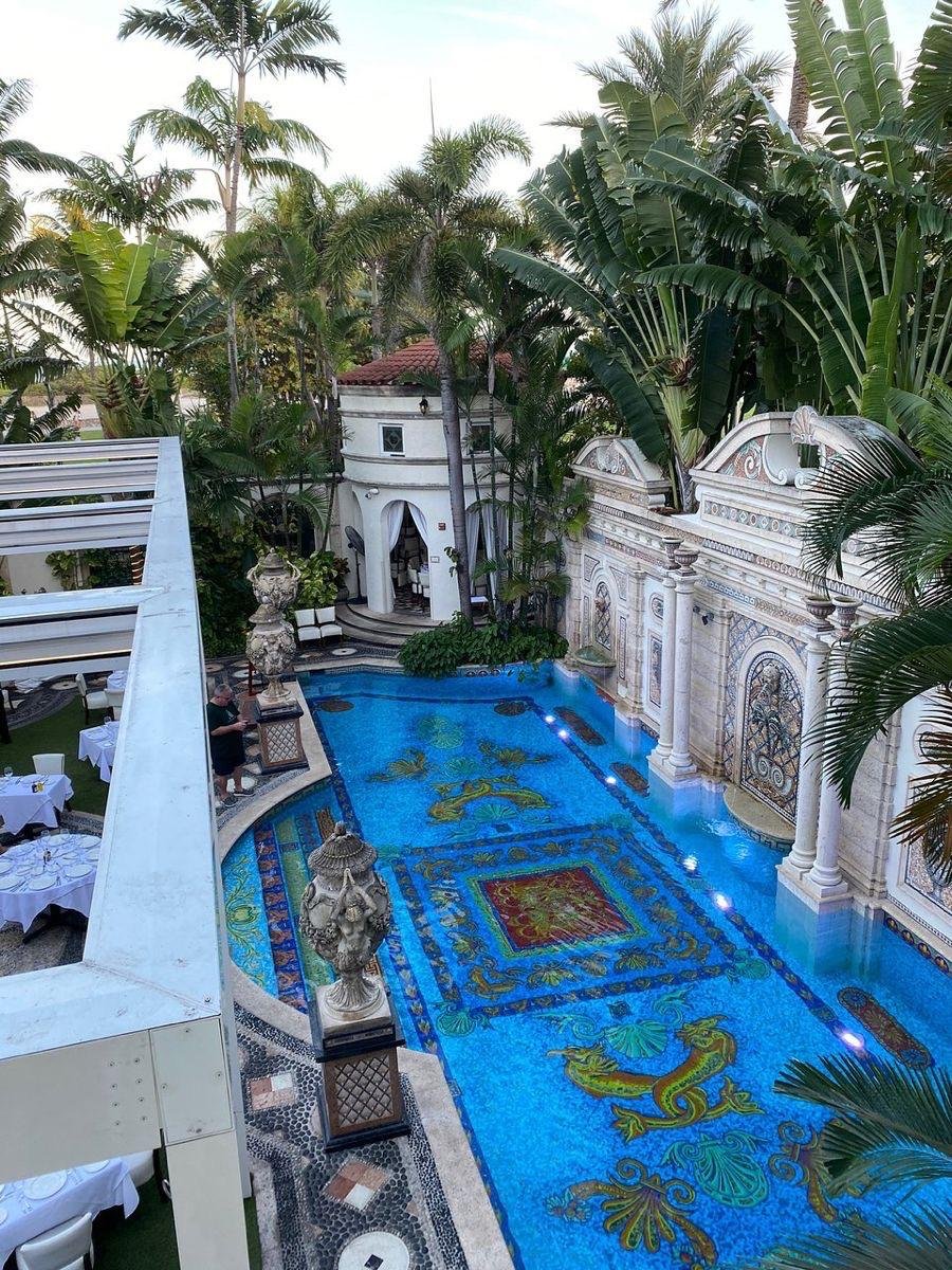 TRA MODA ARTE E TRASGRESSIONE: L’IMPATTO CULTURALE DI GIANNI VERSACE. | Atelier Carenzio Magazine TRA MODA ARTE E TRASGRESSIONE: L’IMPATTO CULTURALE DI GIANNI VERSACE.