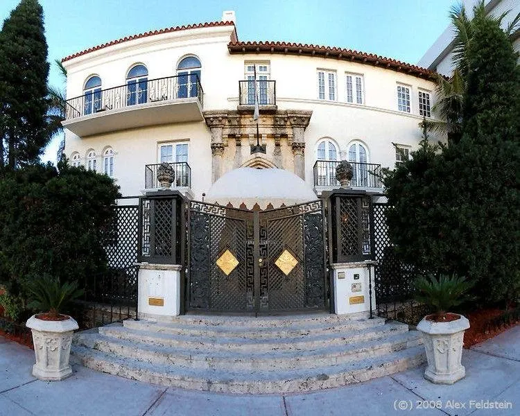 TRA MODA ARTE E TRASGRESSIONE: L’IMPATTO CULTURALE DI GIANNI VERSACE. | Atelier Carenzio Magazine gianni versace