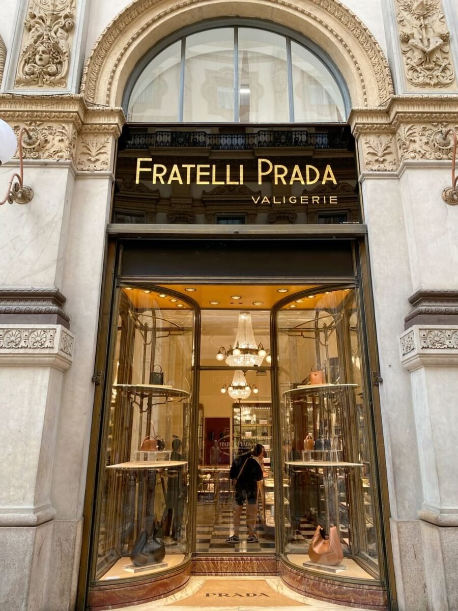 DALLA POLITICA AL PRET-A-PORTER: LA VISIONE DI MIUCCIA PRADA. | Atelier Carenzio Magazine Miuccia Prada