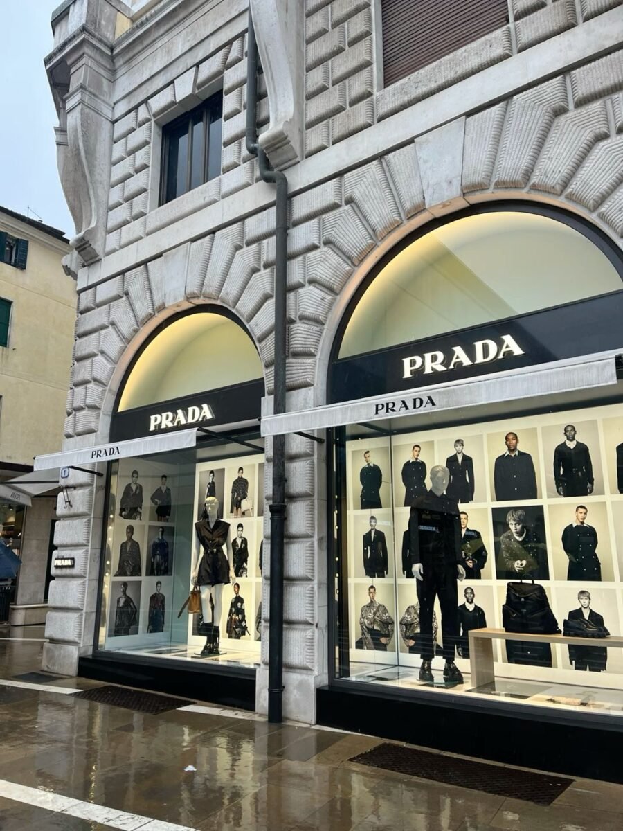 DALLA POLITICA AL PRET-A-PORTER: LA VISIONE DI MIUCCIA PRADA. | Atelier Carenzio Magazine Miuccia Prada