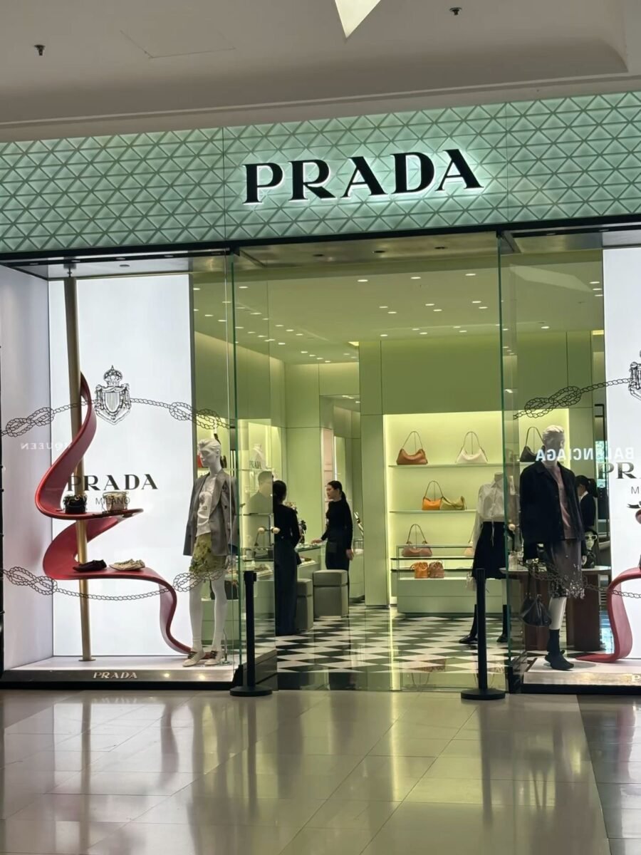 DALLA POLITICA AL PRET-A-PORTER: LA VISIONE DI MIUCCIA PRADA. | Atelier Carenzio Magazine Miuccia Prada