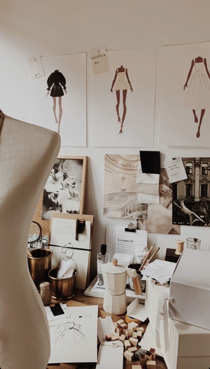LAVORARE NELLA MODA OGGI: TRA ASPIRAZIONI, PRECARIETA’ E SILENZI. | Atelier Carenzio Magazine fashion job