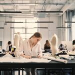 LAVORARE NELLA MODA OGGI: TRA ASPIRAZIONI, PRECARIETA’ E SILENZI. | Atelier Carenzio Magazine fashion job