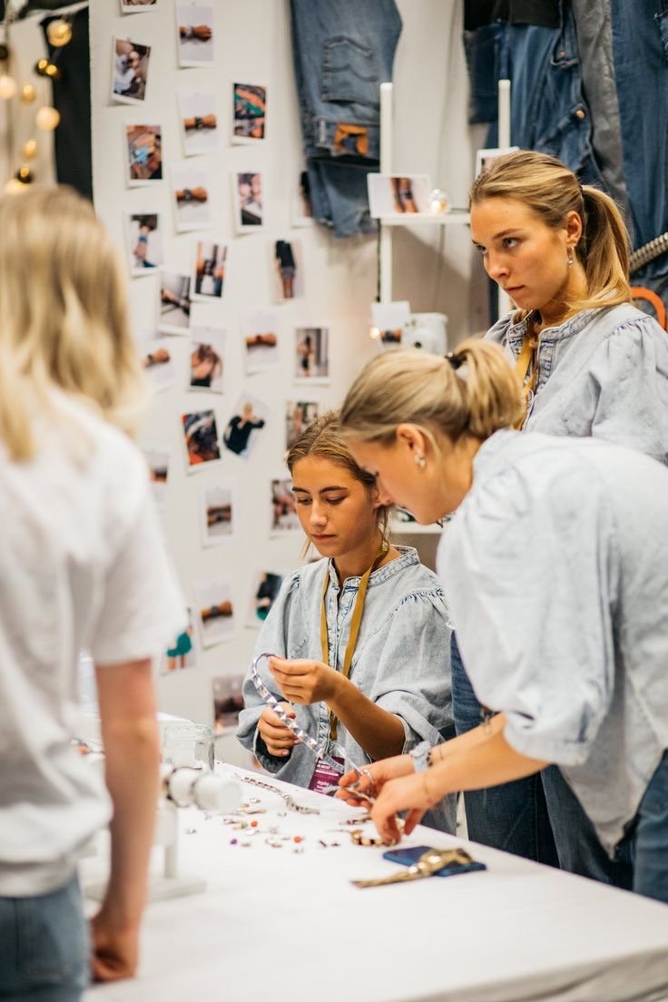 LAVORARE NELLA MODA OGGI: TRA ASPIRAZIONI, PRECARIETA’ E SILENZI. | Atelier Carenzio Magazine fashion job